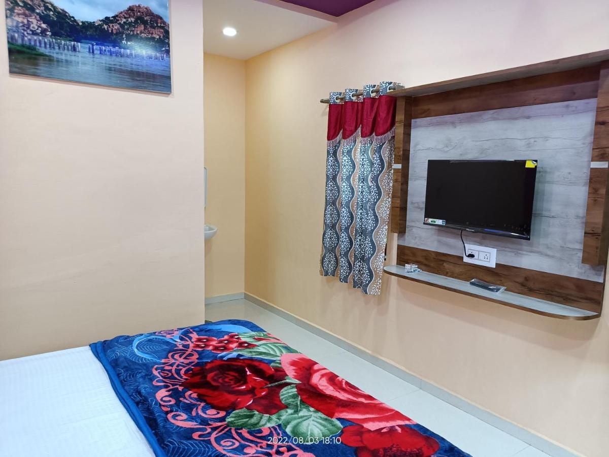 Abhi Homestay Хампи Экстерьер фото