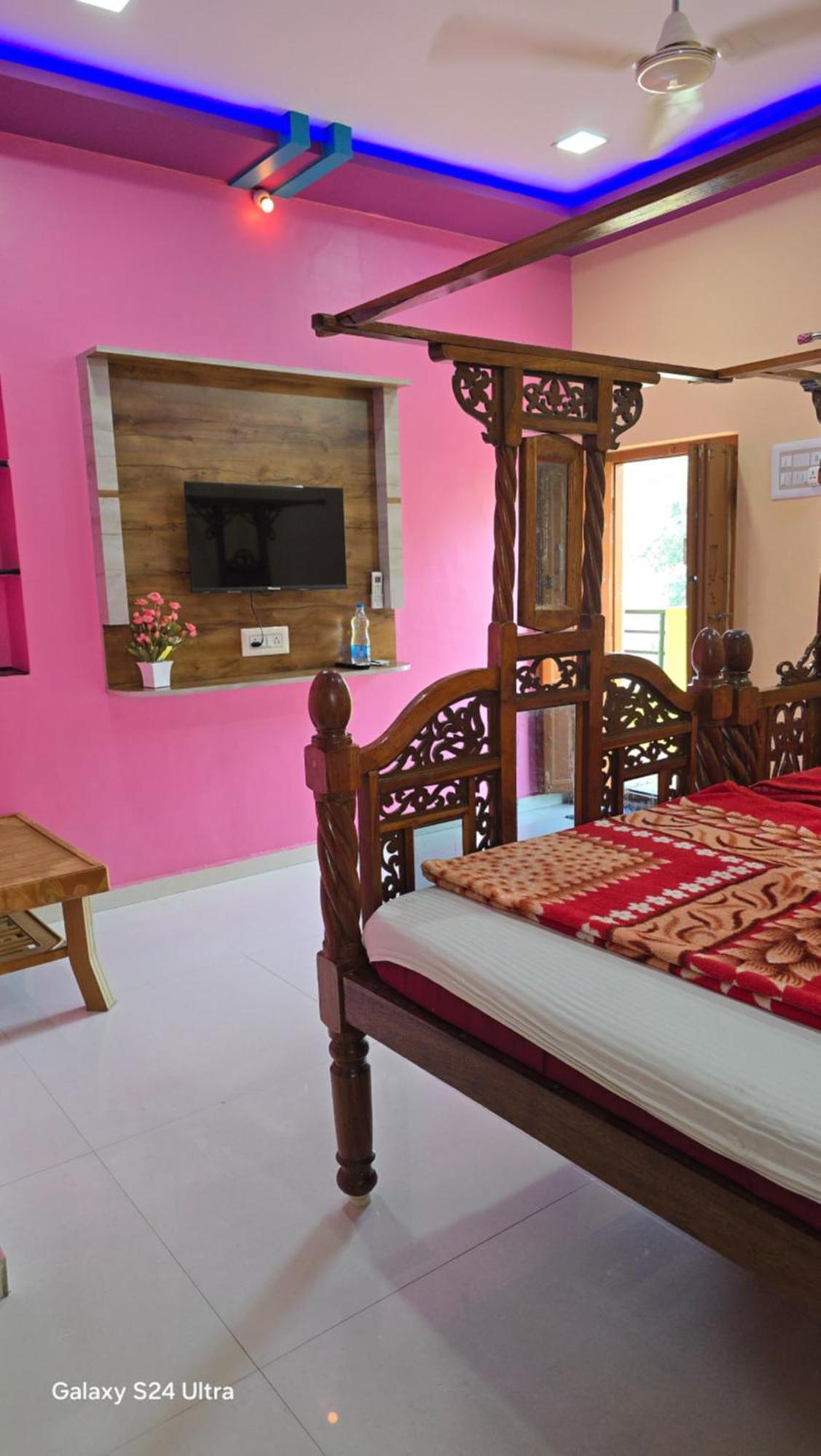Abhi Homestay Хампи Экстерьер фото