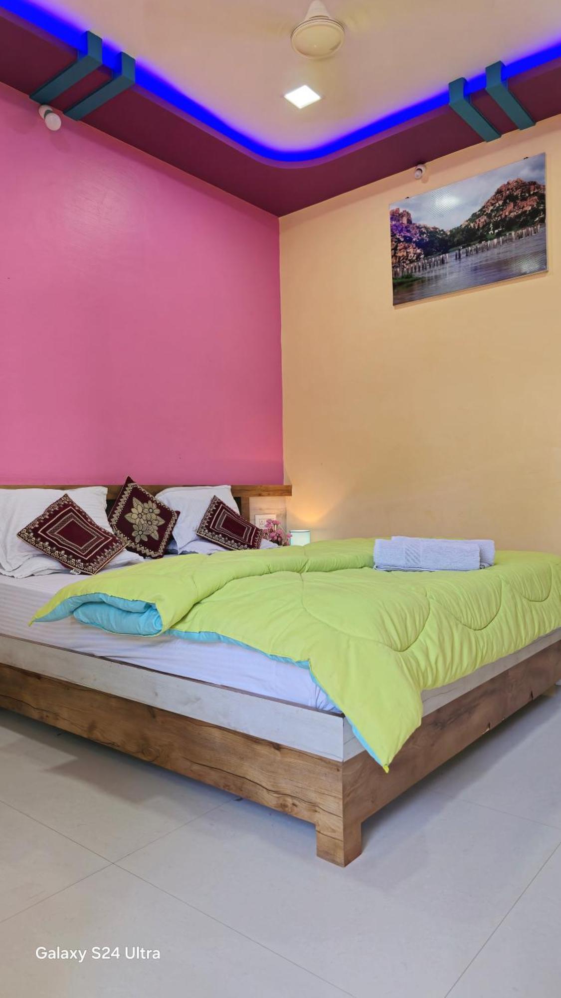 Abhi Homestay Хампи Экстерьер фото