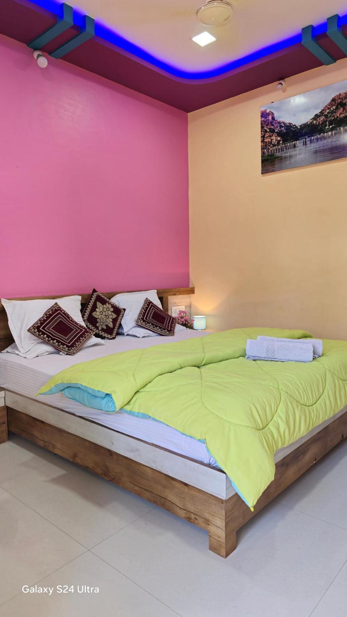Abhi Homestay Хампи Экстерьер фото